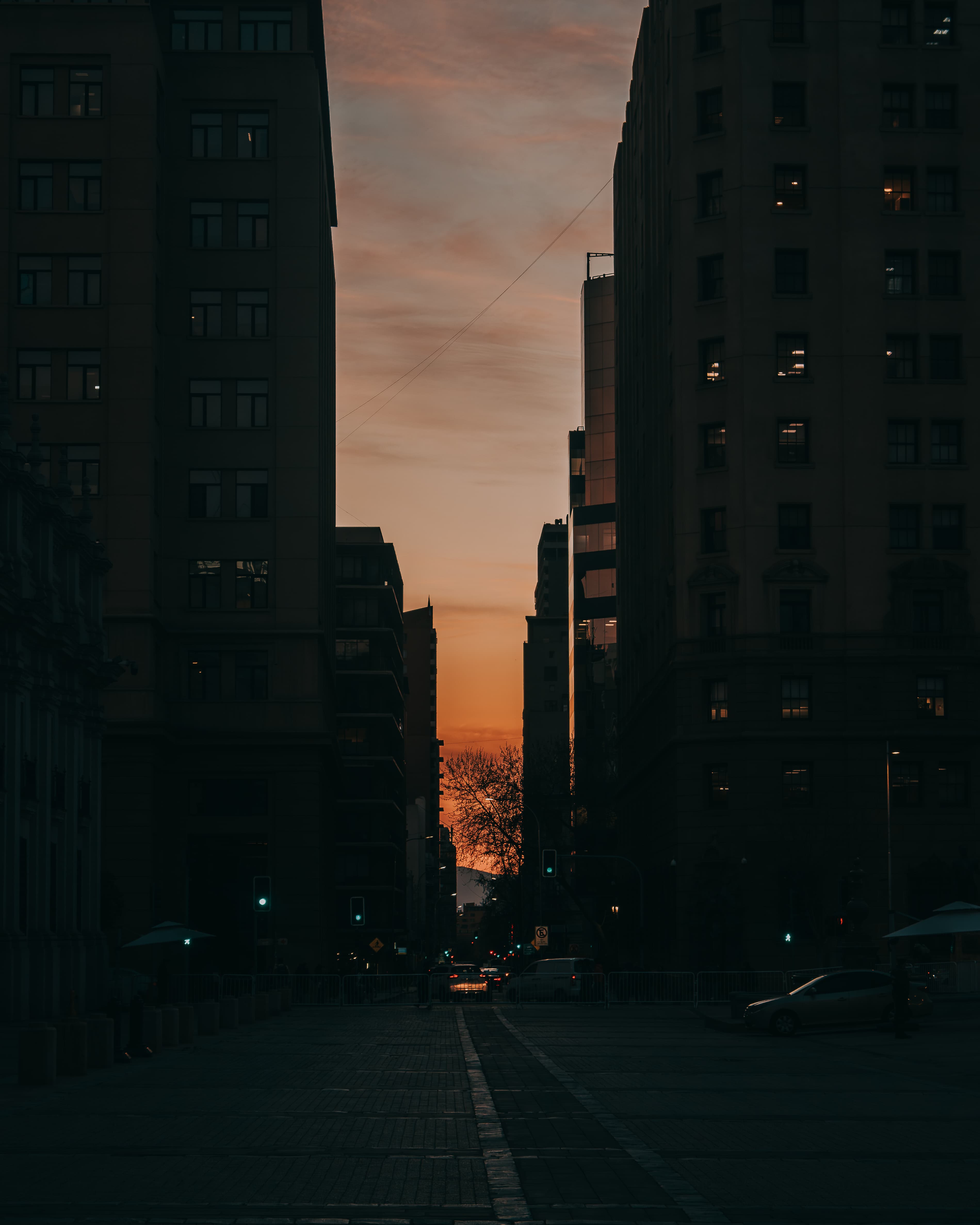 Contraluz al atardecer en la ciudad